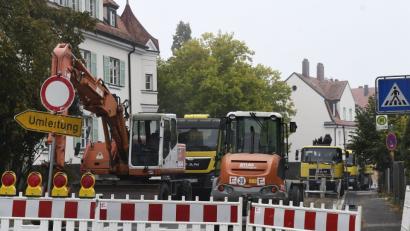 Bild: Petra Hartl
Die Bushaltestelle (hinten rechts) kann momentan nicht angesteuert werden: Die Stadtwerke erneuern in der Weißenburger Straße Leitungen. Für Ärger sorgen auch Parker, die Halteverbote in diesem Bereich ignorieren. Weil deshalb der Citybus nicht durchkommt, will die Polizei nun hart durchgreifen.