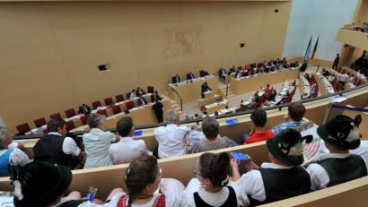 Bild: Frank Leonhardt dpa
Nicht nur auf der Besuchertribüne: Künftig wird es auch für die Abgeordneten im Bayerischen Landtag enger.