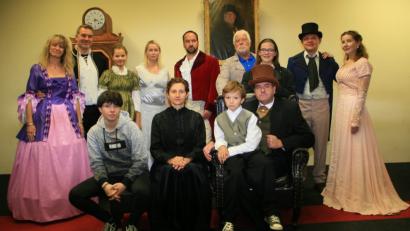 Bild: wro
Auf der Bühne stehen Darsteller (vorne, von links) Larissa Fischer, Anke Kastner, Philipp Kastner und Harald Eichner sowie (hinten, von links) Martina Nachbar, Jürgen Bauer, Anna Kastner, Elke Schöffel, Robert Sroka, Thomas Meyer, Leoni Fischer Rainer Schmidkonz und Yulia Vidovski.