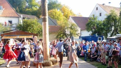 Bild: jp
Beim Austanzen und Ermitteln des Kastler Oberkirwapaares herrschten eine super Stimmung und strahlender Sonnenschein an einem warmen Herbsttag