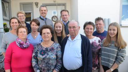 Bild: dob
Zum 80. Geburtstag von Josef Bäumler (Vierter von rechts) gratulieren Kinder und Enkel, Dekan Alexander Hösl (hinten, rechts) sowie Bürgermeister Andreas Wutzlhofer (hinten, Mitte).