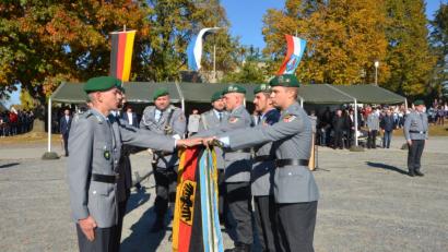 Bild: dob
Mit allen militärischen Ehren legen 186 Rekruten ihren Eid auf die Bundesrepublik Deutschland ab. "Ich gelobe der Bundesrepublik Deutschland treu zu dienen und das Recht und die Freiheit des deutschen Volkes tapfer zu verteidigen. So wahr mir Gott helfe.“
