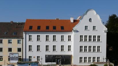 Bild: kgg
Ohne Gerüst und mit einer blitzsauberen Fassade präsentiert sich schon seit einigen Wochen das generalsanierte Rathaus. Inzwischen ist mit der Gestaltung des Eingangsbereichs begonnen worden.