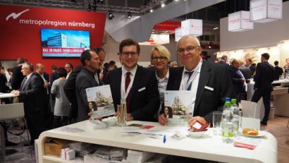 Bild: Bühner
Auch der Standortbroschüre "Gemeinsam Wege gehen" werben Wirtschaftsförderer Nicolas Lahovnik und Rudolf Hölzl (von links) bei den Investoren auf der Expo Real in München.