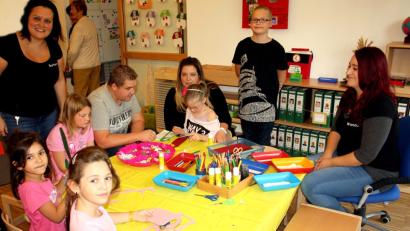 Bild: R. Kreuzer
Für die Kinder gibt es beim Tag der offenen Tür viel Kurzweil bei Bastelarbeiten, hier mit Leiterin Barbara Zehrer (links).