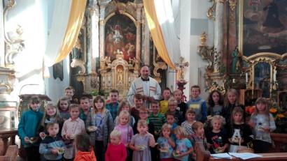 Bild: exb
Die Kinder der Grundschule gestalteten eine Andacht zum Erntedank.