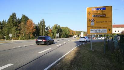 Bild: Hösamer
Die Kreuzung der Bundesstraße 85 mit der Kreisstraße 9 zwischen Wackersdorf und Steinberg am See ist in Stoßzeiten ein Nadelöhr, außerdem gilt sie als gefährlich. Die beiden Gemeinden setzen sich nun für eine Ampellösung an dieser Stelle ein.