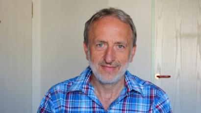 Bild: hä
Dr. Erwin Brucker zeigt seine beiden Bücher. Sein neustes Werk heißt "Blick in den Himmel: Neue Nahtoderlebnisse - Mystik - Vergebung".