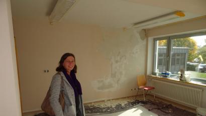 Bild: rti
Im neuen Büro von VHS-Leiterin Angelika Schraml ist noch einiges zu tun. Rechts im Hintergrund ist der Anbau zu sehen. Dort befinden sich die zwei neuen Kursräume.