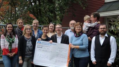 Bild: Reichl
Für einen geplanten Snoezelen-Raum im Bauabschnitt „Kinderprojekt“ übergibt Ladies Circle 66 Weiden mit Präsidentin Sarah Erben (Fünfte von links) einen Spendenscheck an Birgit Reil (Dritte von links), Brigitte Krause (Dritte von rechts) sowie Wohnstättenleiter Alfons Bäuml (Vierter von rechts). Darüber freuen sich auch Daniel Hammerl (rechts) und Sven Tittelbach (Zweiter von rechts).