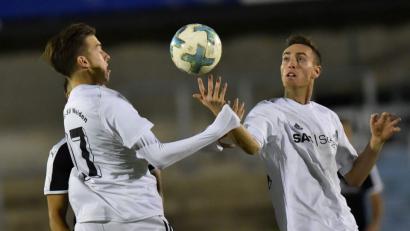 Bild: Alfred Schwarzmeier
Michael Busch (rechts) und Fabian Helleder versuchen sich hier scheinbar im Handballspielen. Aber in der Partie gegen SV Fortuna Regensburg beschränkten sich die beiden Akteure der SpVgg SV Weiden trotzdem auf das Fußballspielen und am Ende stand ein 1:0-Sieg. Am Samstag wartet jetzt die wohl bisher schwerste Aufgabe der letzten Wochen auf die Scheler-Elf: Es geht zum Spitzenreiter SV Donaustauf.