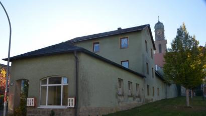 Bild: dob
Das ehemalige Brauereigebäude Würschinger "Binnerlenz" in der Pfarrgasse soll nach dem Willen der Verantwortlichen bei der Stadt für die Errichtung von 29 Parkplätzen abgerissen werden. "An selber Stelle könnte ein schönes Parkquartier entstehen", informierte Bürgermeister Andreas Wutzlhofer bei den Bürgerversammlungen.