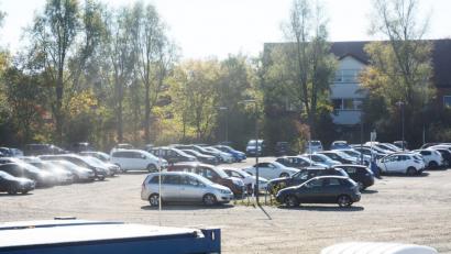 Bild: Gabi Schönberger
Der provisorische Parkplatz am Langen Steg wird gut genutzt. Aber die Stadt verdient bisher nur wenig damit. Jetzt stehen einem teueren Ausbau (1,2 Millionen Euro) auch noch Altlasten in Form von mit Restmüll gefüllten Bombentrichtern im Weg.