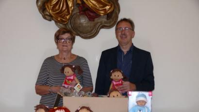 Bild: kgg
Gudrun Sirtl und Werner Hahn bei der Übergabe der Puppen und Spielzeugautos.