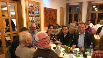 Bild: sl
Bürgermeister Anton Kappl (rechts) freute sich, dass der Kreisvorsitzende Stephan (Zweiter von rechts) Oetzinger zum Weinfest nach Leuchtenberg kam und in geselliger Runde mit Vizebürgermeister Karl Liegl (Vierter von rechts) und Ehrenvorsitzenden des Männergesangverein „Liederkranz“ Josef Winter (vorne) ließ es sich feiern.
