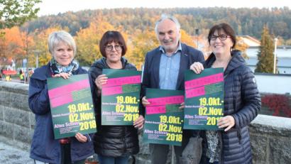 Bild: prh
Andrea Sonnauer, Conny Meyer, Ernst Umann und Roswitha Jobst (von links) präsentieren das Plakat zur Herbstausstellung "Neustädter Maler" mit elf Künstlern im Rahmen der 800-Jahr-Feier der Stadt.
