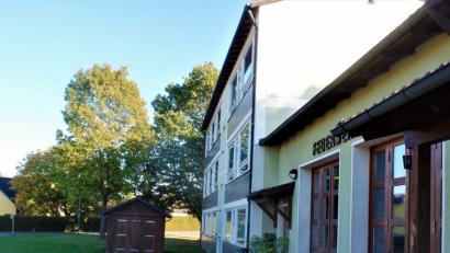 Bild: jml
Falls im obersten Geschoss des alten Schulhauses Wohnungen entstünden, hätten die Mieter nach Norden hin einen schönen Blick über die Siedlungen.