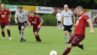 Bild: gb
Um wichtige Punkte im Tabellenkeller geht es am Samstag im Match zwischen dem SV Steinmühle und der SpVgg Wiesau. Im Hinspiel verwandelte der Wiesauer Benjamin Lauton (Bild) zwei Foulelfmeter, doch nach einer 3:0-Führung reichte es für die SpVgg am Ende nur zu einem 3:3.