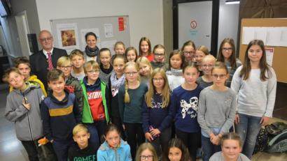 Bild: exb
Evelyne Häupl (hinten, Zweite von links) leitet die Kunstklasse am Gymnasium Neustadt/WN.