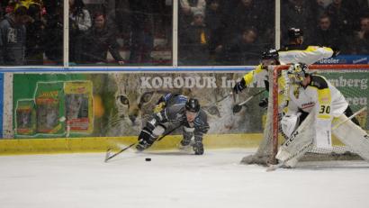Bild: brü
Achtung Rutschgefahr! Der ERSC Amberg (im Bild links Daniel Troglauer) erwartet im ersten Heimspiel der neuen Landesliga-Saison am Sonntagabend den EV Moosburg.