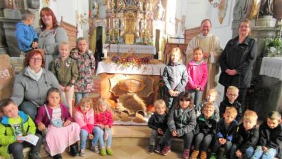 Bild: hl
Die Kindergarten- und Kommunionkinder mit Pfarrer Stretz, dem Kindergartenpersonal und Leiterin Kerstin Dilling (zweite Reihe links).