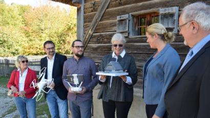 Bild: bnr
BayernLab übergab an Dr. Birgit Angerer ein originalgetreues Model des Paulerverl Hofes aus dem 3D-Drucker. Bei der Übergabe waren dabei von links: Irene Ehmann, die IT-Fachleute Reinhard Greiner und Julian 'Schwan, Simone Hösl, die Leiterin von BayernLab und Vermessungsdirektor Engelbert Zollner.