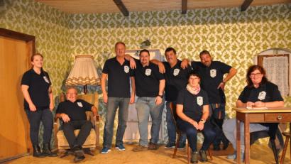 Bild: ak
Die Darsteller mit Technik und Regisseurin Christine Stich (sitzend, rechts) der Theatertruppe Goldbachtaler freuen sich auf ihre Vorstellungen im November.