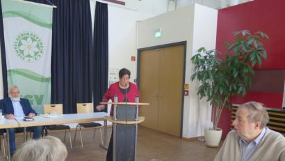 Bild: jzk
Hauptvorsitzende Monika Saalfrank (stehend) leitet die Herbstversammlung der Vorsitzenden der Ortsvereine. Wegewart Christian Kreipe (links) spricht das neue einheitliche Wegemarkierungssystem an.
