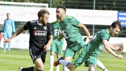 Bild: Hubert Ziegler
Nur nicht wieder ins Stolpern kommen... Nach der Niederlage in Ansbach ist die DJK Ammerthal (Mitte Marco Weber, rechts Benjamin Burger) im Heimspiel gegen den TSV Großbardorf gefordert. Ob Weber dabei sein kann, ist allerdings noch fraglich. Er ist ebenso angeschlagen wie Torjäger Michael Jonczy.