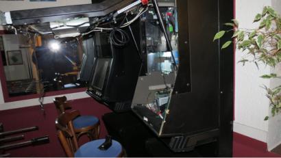 Bild: Polizei
In einer Gaststätte am Annabergweg brachen die Täter diesen Spielautomaten auf.