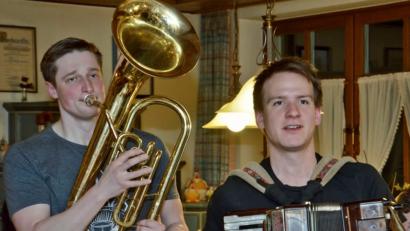 Bild: privat
Christoph Butz (rechts) mit Akkordeon bei einem Auftritt der Band „Tschucki Tschucki“ zusammen mit Johannes Greß, der Bariton spielt. Die Musik ist das eine große Hobby, Fußball das andere.