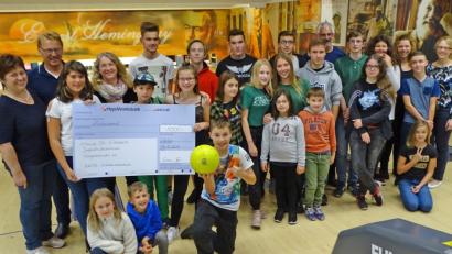 Bild: Dobmeier
Das „Haus St. Elisabeth“ mit ihren Kids und deren Betreuen machten glückliche Gesicheter im „Hemingway“, um einen Scheck in Höhe von 1000 Euro abzuholen, gratis auf allen Bahnen zu Bowlen und verköstigt zu werden.