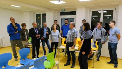 Bild: do
Begleitet von Rektorin Gabriele Bodner (Fünfte von links) und Bürgermeister Albert Nickl (Dritter von links) machen sich die Gemeinderäte vor ihrer Sitzung ein Bild von der gelungenen Generalsanierung der Grundschule „Am Rauhen Kulm“.