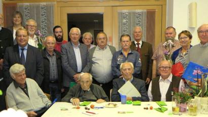 Bild: Hirsch
Der Gartenbau- und Ortsverschönerungsverein ehrte langjährige Mitglieder. Sitzend von links: Günther Albert, Albert Boyer, Georg Riedllberger und Johann Hottner.