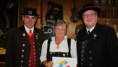 Bild: kro
Annemarie Steinl (Mitte) wurde zum Gauehrenmitglied ernannt. Gauvorsitzender Erich Tahedl (links) und sein Stellvertreter Alfred Kerschner gratulierten ihr dazu.