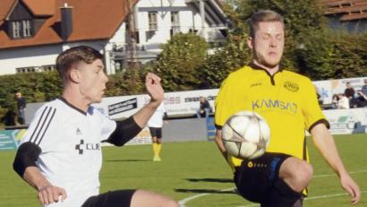 Bild: heh
Der SV Poppenreuth (links Jan Koncal im Spiel gegen die SpVgg Bayreuth II) empfängt am Sonntag Spitzenreiter Kickers Selb.