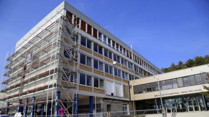 Bild: Hösamer
Die Gebäude des Beruflichen Schulzentrums Oskar von Miller Schwandorf haben alle ein Flachdach. Auch die neue Werkstatt wird kein Satteldach bekommen.