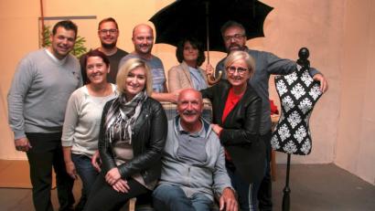 Bild: wro
Regisseur Wolfgang Lang (links) hat sich erneut ein heiteres Stück ausgesucht. Unterstützt wird er von Margitta Sandner (Zweite von links).