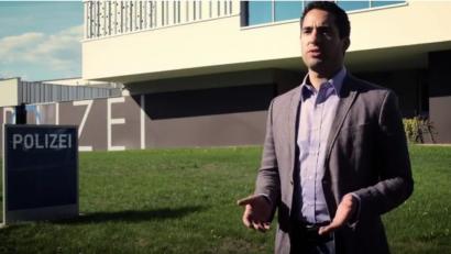 Bild: exb
Stefan Löw in einem Video zur Wahlwerbung: Er posiert vor der neuen Polizeiinspektion Tirschenreuth. Mit dieser hat er beruflich aber gar nichts zu tun: Er gehört zum einen nicht der Landespolizei an. Zum Zweiten befindet sich der Bundespolizist Löw im vorzeitigen Ruhestand.