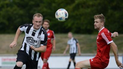 Bild: ham
Matthias Messmann (links) und die Schwarzenfelder müssen im Landkreisderby gegen den SV Schwarzhofen alles raushauen. 	Bild: mhs
