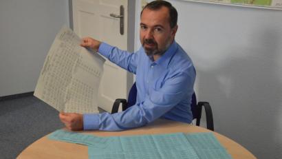 Bild: Benkhardt
Thomas Schraml mit den Wahlscheinen zur Landtags- und Bezirkswahl 2018.