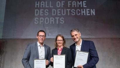 Bild: agentur_dpa
Kanu-Olympiasieger Andreas Dittmer (von links), die ehemalige Skifahrerin und Olympiasiegerin Katja Seizinger-Weber sowie der Kulmainer Gerd Schönfelder, ehemaliger alpiner Skirennläufer und Paralympics-Sieger, wurden offiziell in die "Hall of Fame des deutschen Sports" aufgenommen.