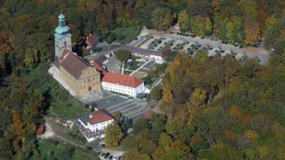 Bild: Bernd Georgi
Die Mariahilfbergkirche mit dem Franziskanerkloster (rechts neben der Kirche) und der Bergwirtschaft (unten).