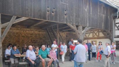 Bild: exb
Die Seniorenbeauftragten erhalten beim Rundgang durch das Oberpfälzer Freilandmuseum viele Informationen. Den Ausflug hat Kreisseniorenbeauftragter Ludwig Spreitzer (Zweiter von rechts) mit organisiert.
