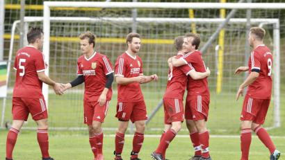 Bild: Hubert Ziegler
Jubelnde Hahnbacher – mittlerweile wieder ein gewohntes Bild. Nach holprigem Start in die Saison ist der amtierende Meister seit nun acht Spielen in der Bezirksliga Nord ungeschlagen, sieben davon gewann die Mannschaft von Trainer Thorsten Baierlein und verbesserte sich von Platz elf am zweiten Spieltag auf Rang drei.