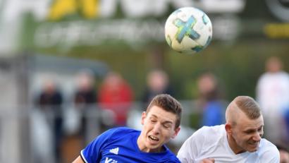 Bild: A. Schwarzmeier
Einsatzfreudig und kampfstark: Florian Rupprecht (rechts) so, wie man ihn kennt. Der SpVgg-SV-Kapitän glaubt fest daran, dass seine Mannschaft am Samstag nicht ohne Punkte vom Gastspiel beim Spitzenreiter SV Donaustauf zurückkehrt.
