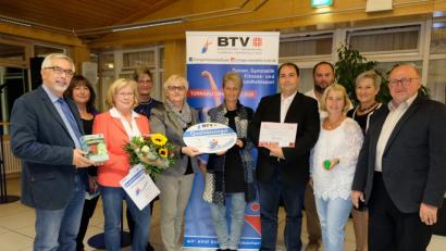 Bild: mab
Die Vorsitzende des Bayerischen Turnverbandes im Turngau Oberpfalz Süd, Edith Lindner überreichte das Qualitätssiegel für den „Seniorenfreundlichen Verein“.