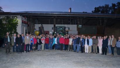 Bild: hcz
Vor einer der riesigen Hallen des Fachzentrums in Almesbach empfängt Landwirtschaftsdirektor Helmut Konrad (Fünfter von links) Heimatring-Vorsitzenden Günther Magerl (Vierter von links) und die fast 100 Delegierten.