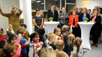 Bild: Stephan Huber
Winkend bereiten die Marienheim-Kinder Sozialministerin Kerstin Schreyer (vordere Reihe Dritte von rechts) und den Gästen bei der Eröffnung des Zentrums für Medienkompetenz in der Frühpädagogik in der Regierungsstraße einen freundlichen Empfang.