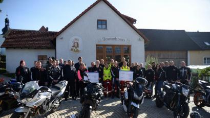 Bild: brü
Eine Spende von zahlreichen Motorradfahrern aus ganz Nordbayern erhalten die Feuerwehr Hohenkemnath sowie die Helfer vor Ort Ursensollen.